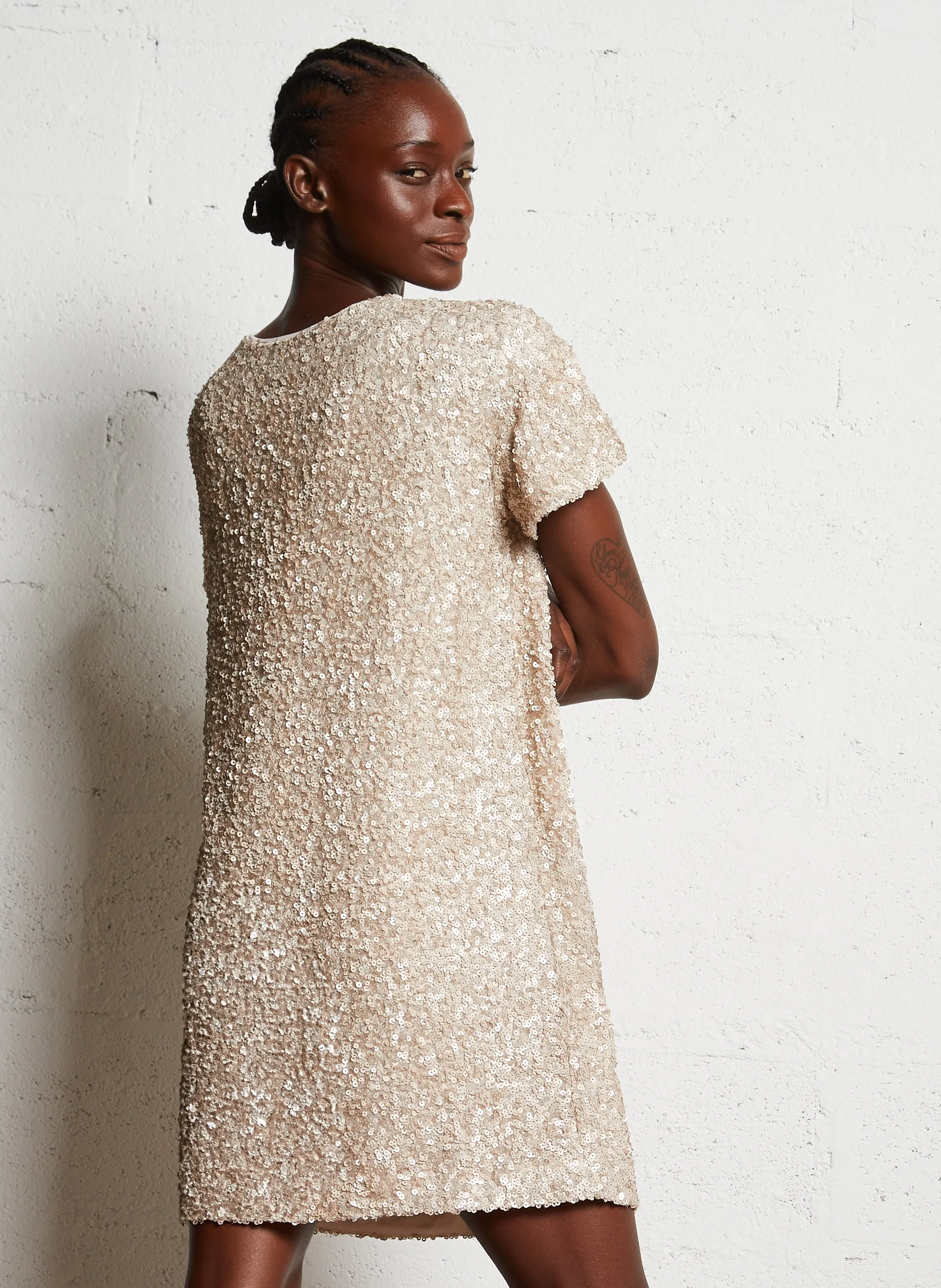 Vestido corto con cuello de pico y lentejuelas en dorado