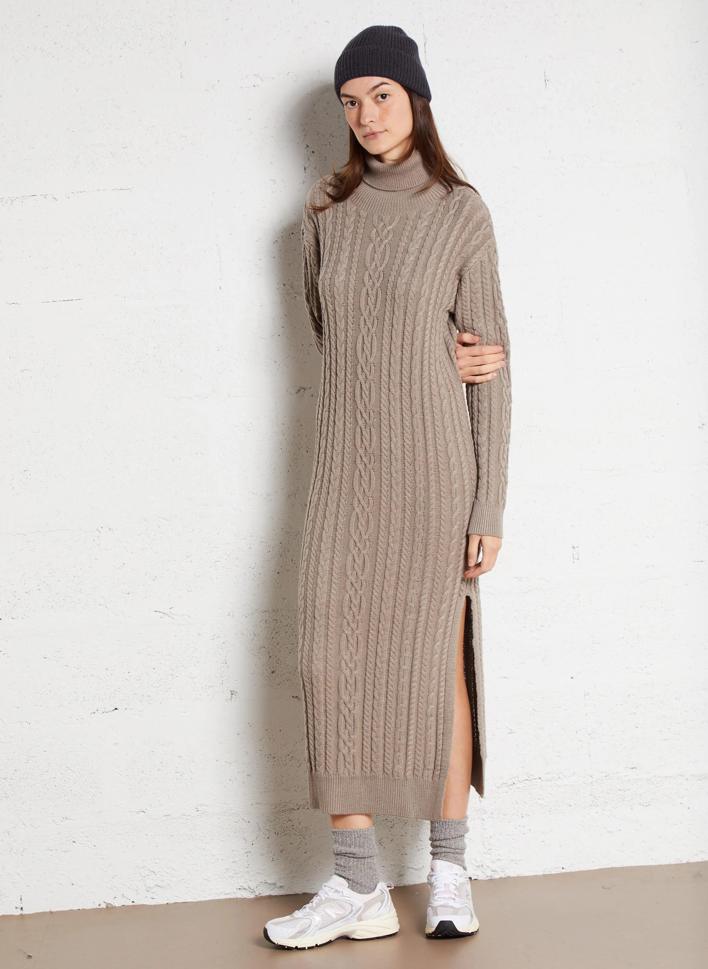 Vestido largo de punto con trenzas en beige