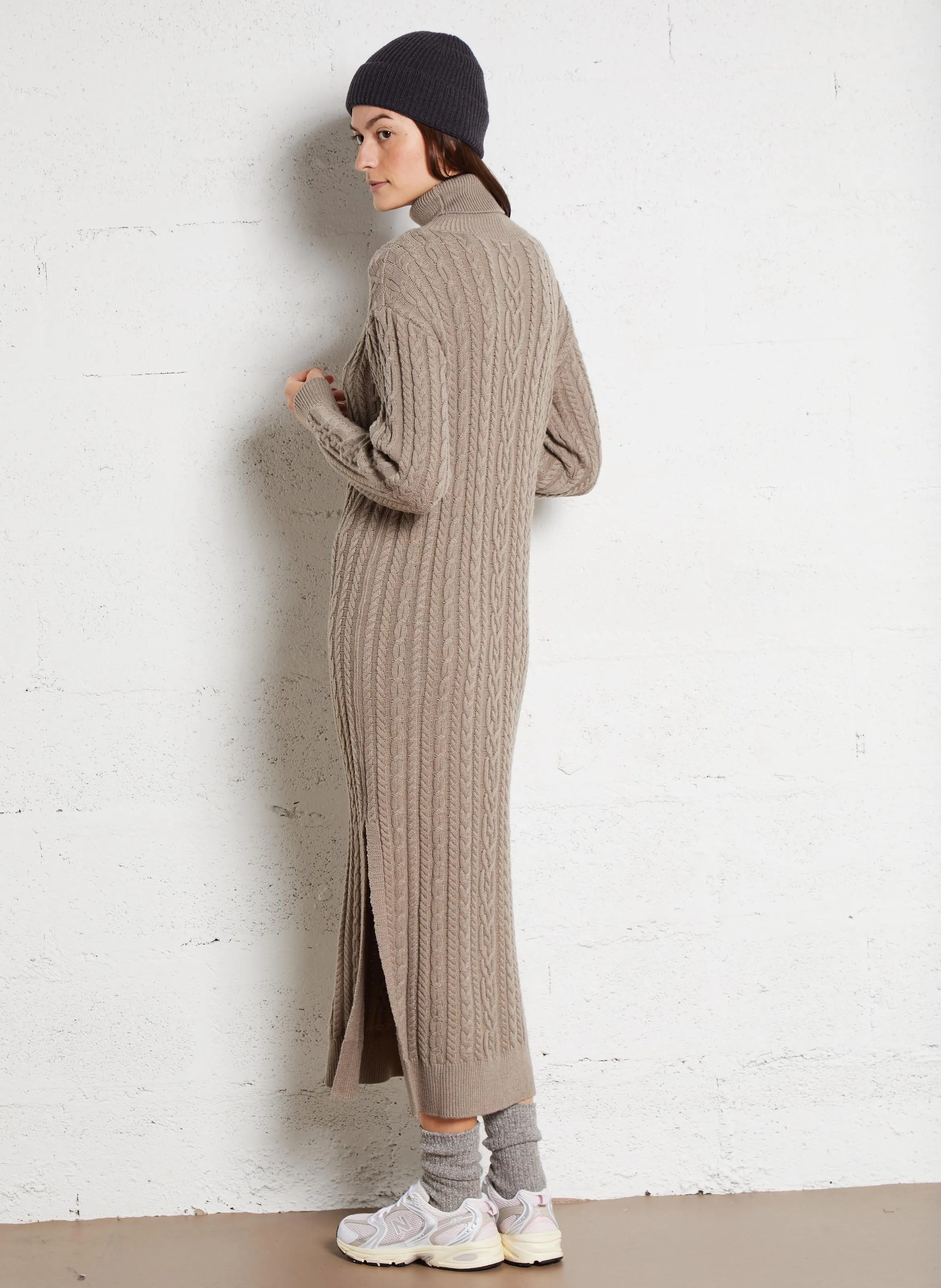 Vestido largo de punto con trenzas en beige