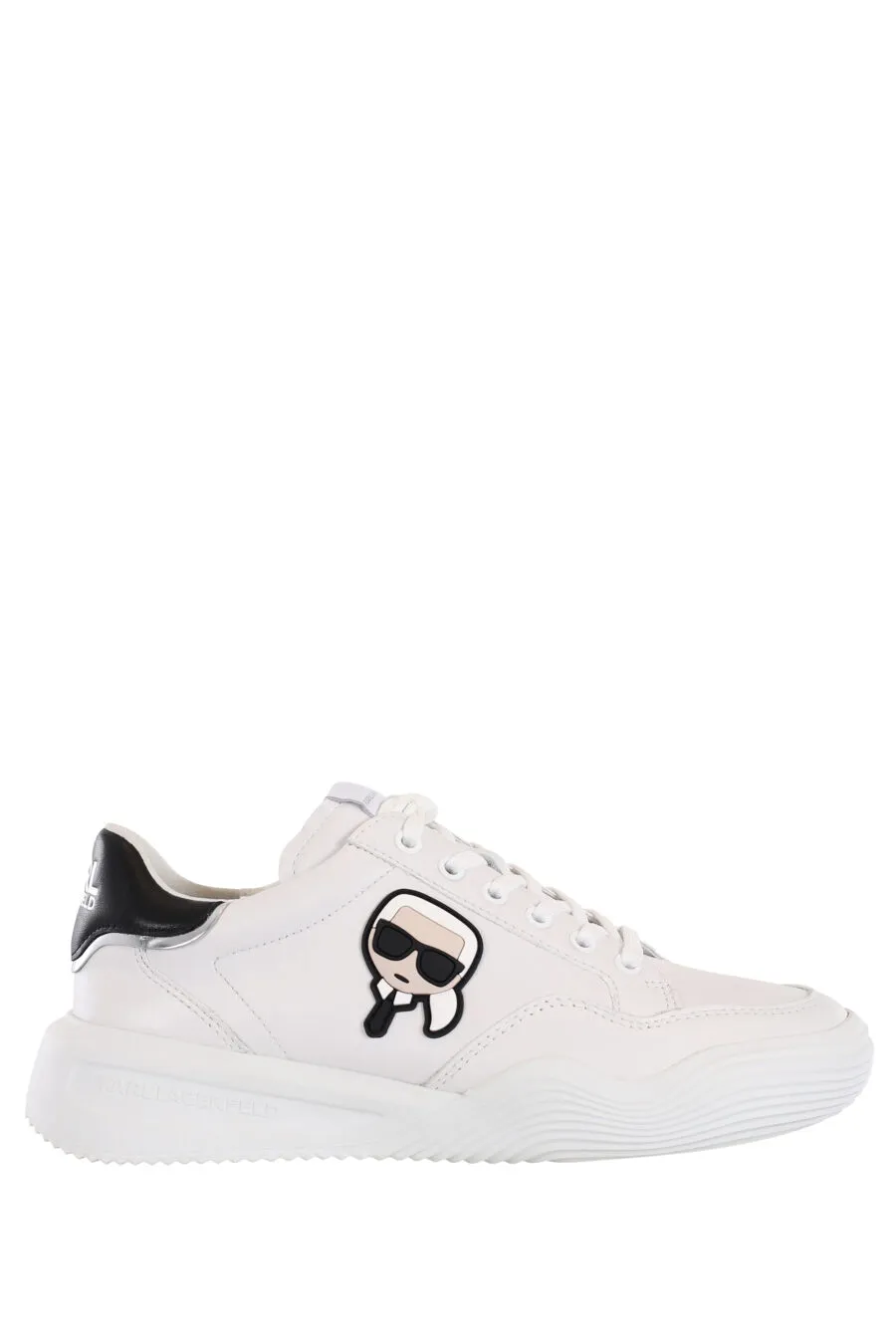 Zapatillas blancas con suela ondulada y logo de goma