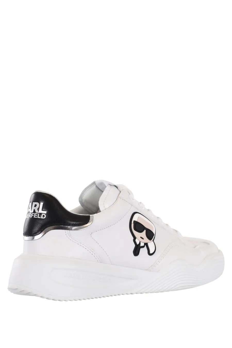 Zapatillas blancas con suela ondulada y logo de goma