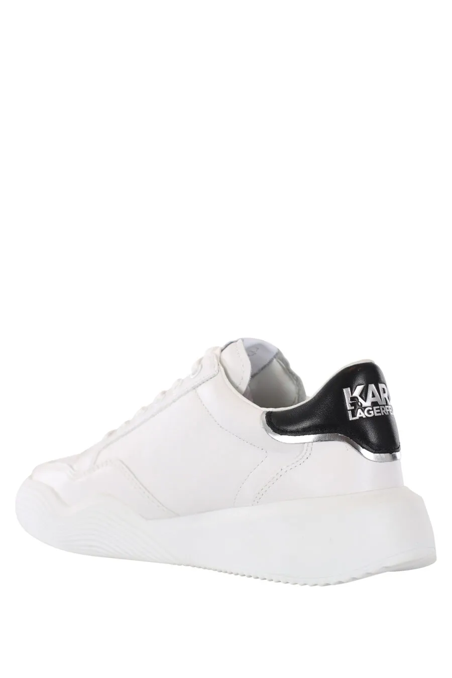 Zapatillas blancas con suela ondulada y logo de goma