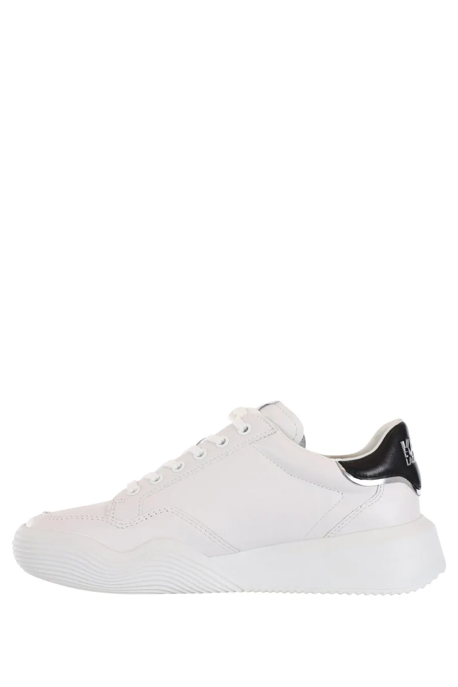 Zapatillas blancas con suela ondulada y logo de goma