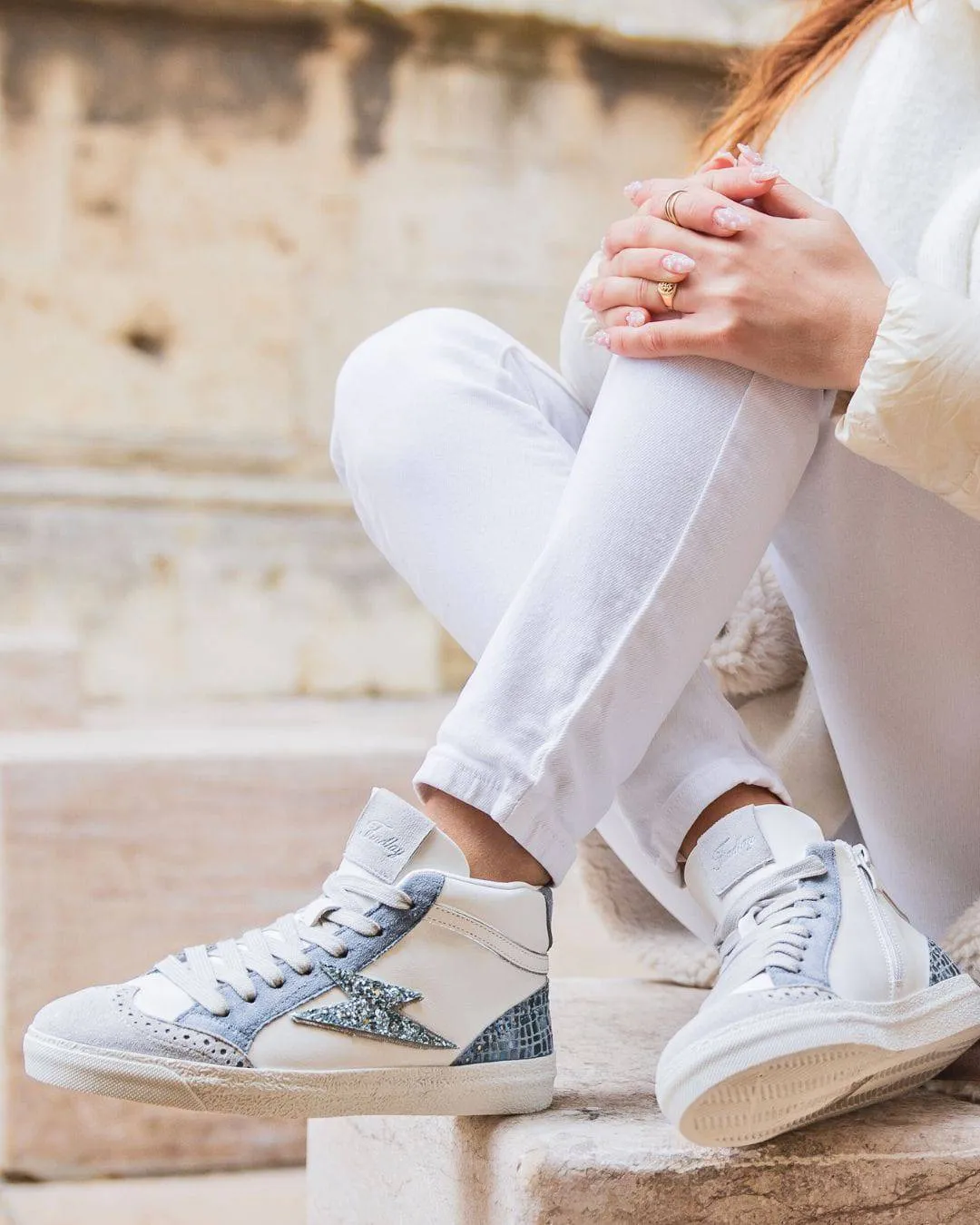 ZAPATILLAS DE MUJER AZULES CON RAYAS Y CAñA ALTA  ROMANE