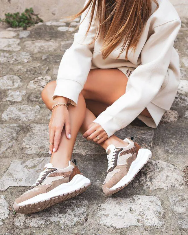 ZAPATILLAS DE MUJER CON CORDONES EN COLOR TOPO  BETTINA