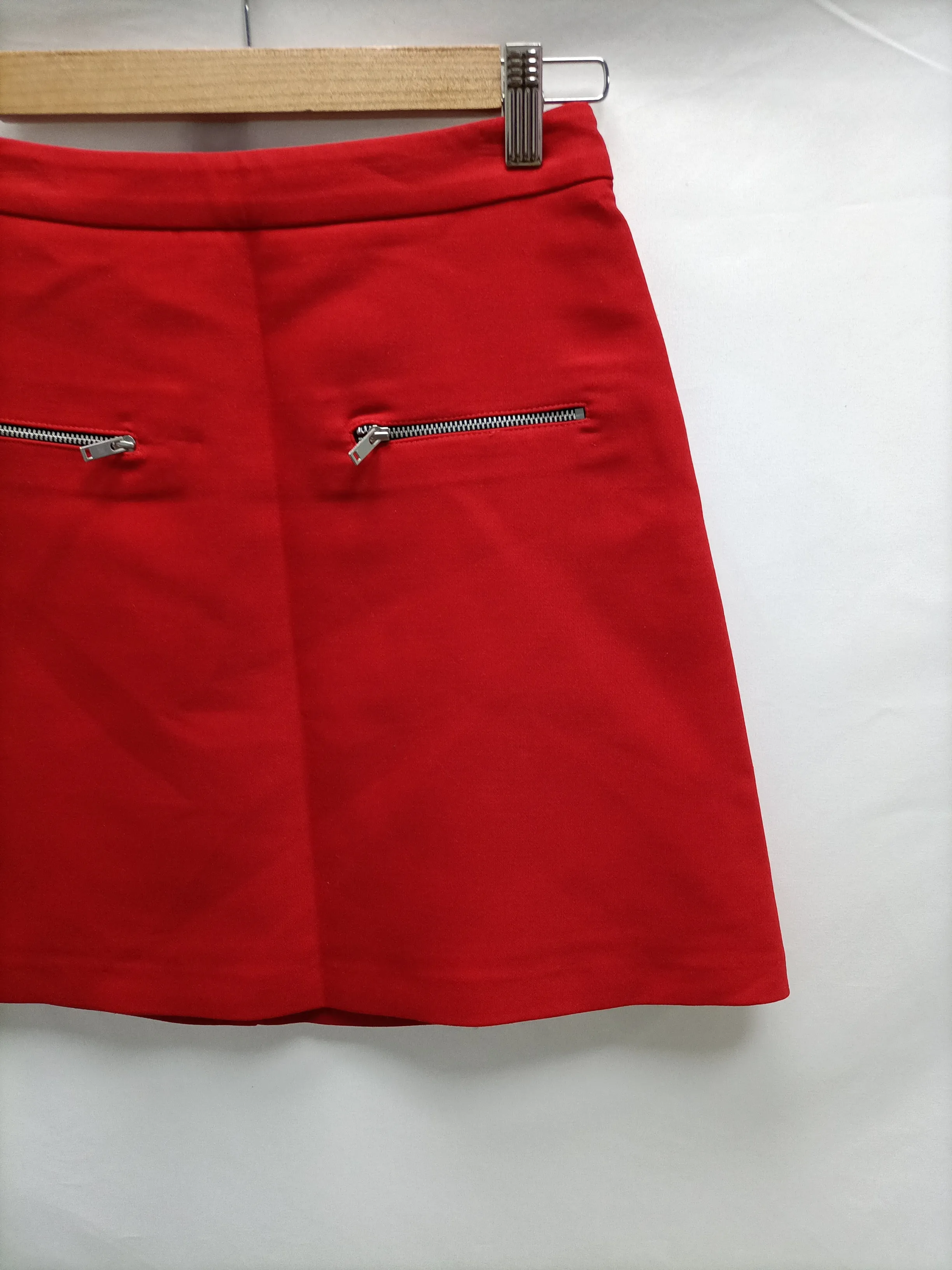 ZARA. Falda corta roja T.s